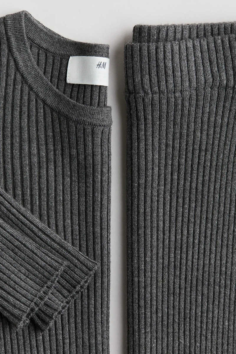 اتش اند ام طقم قطعتين توب وتنورة من الريب كنيت